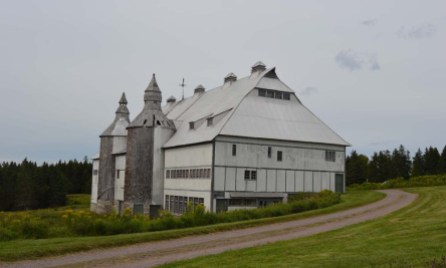 The unique barn was also designed by Edward Maxwell. Unemployed shipbuilders made his vision come alive—which is why the loft looks a lot like the inside of a giant boat.